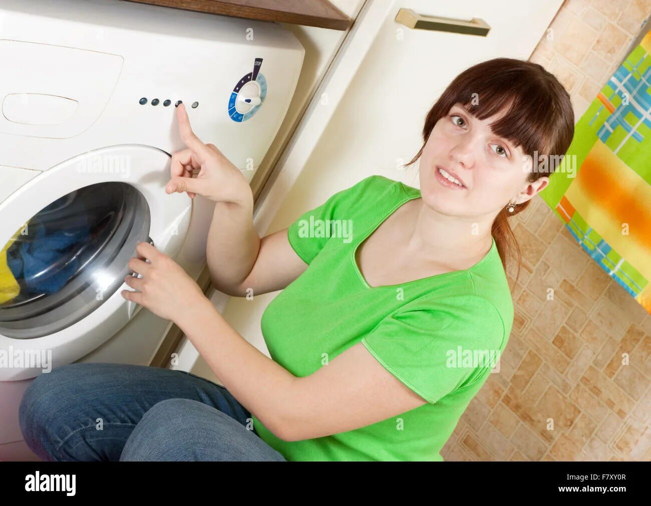 Набирается вода выключенную стиральную машину. Поломки стиральных машин. Стиральная машина не набирает. Сломалась стиральная машина. Женщина и стиральная машина.