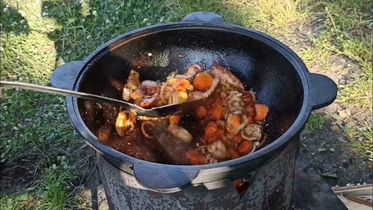 Видео приготовления в казане. Дымлама в казане на костре. Дымляма в казане. Вкусное блюдо в казане на костре. Мясо с овощами в казане на костре.