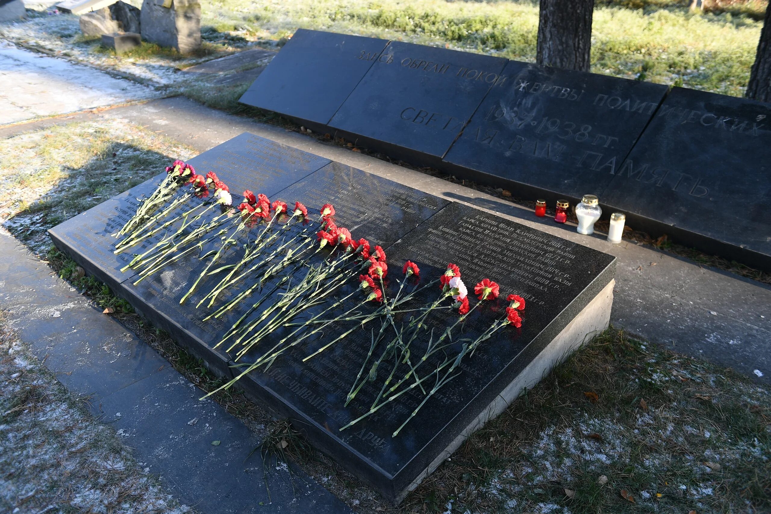 Пивовариха мемориал жертвам политических репрессий. Левашовское мемориальное кладбище левашовская пустошь. Захоронения жертв политических репрессий. Оренбург зауральная роща жертвам репрессий. Левашово кладбище репрессированных.