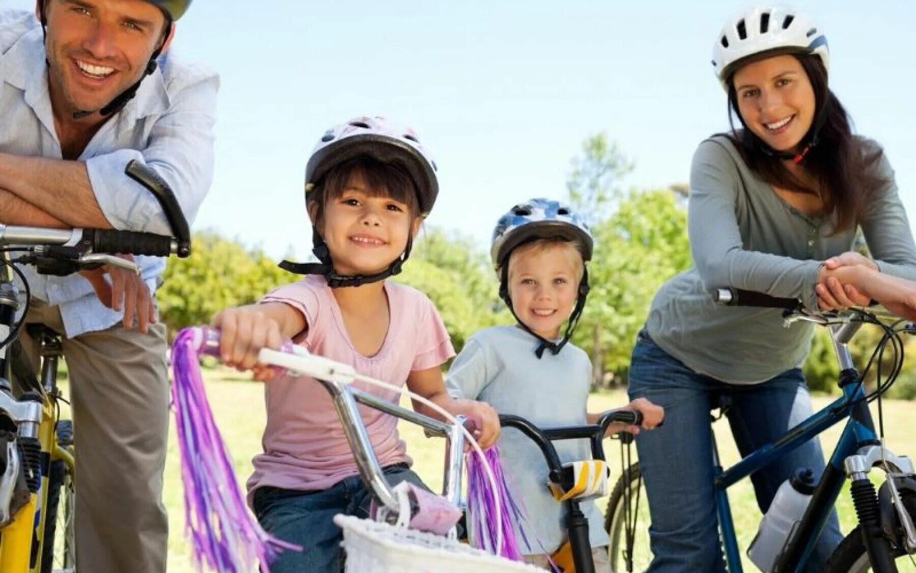 Где кататься ребенку на велосипеде. Велосипеды для всей семьи. Кататься на велосипеде всей семьей 4 велосипеда и детское сиденье. Как научить ребёнка кататься на велосипеде в 6. Family Tourism is.