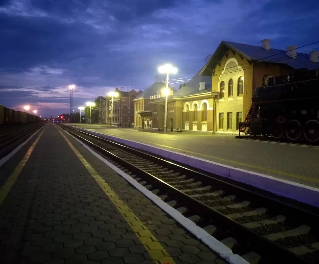 Жд вокзал благовещенск гостиницы. Гостиница благовещенск амурская область. Жд вокзал благовещенск. Жд вокзал благовещенск гостиницы. Благовещенск амурская область железнодорожный вокзал.