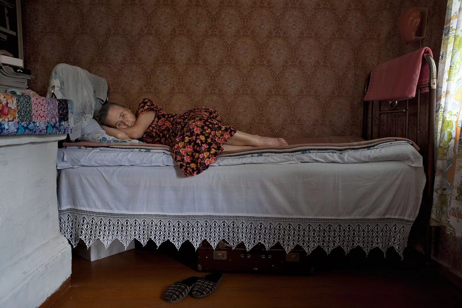 Она воспитанная девочка с глубинки. Жизнь в Российской глубинке. Фотосессия в деревенском доме на кровати.