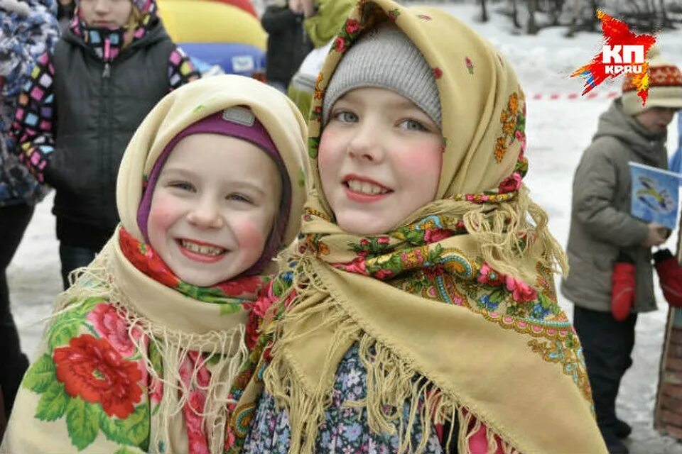 Платок на масленицу ребенку. Платок на масленицу. платки для масленицы для девочек. детки в платке масленица.