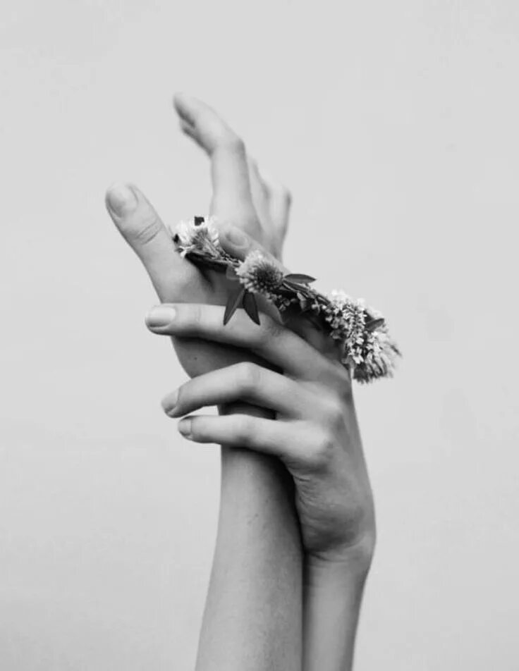 Красивая рука девочка. Рука девушки. Красивые женские руки. Руки красиво. Красивые запястья.