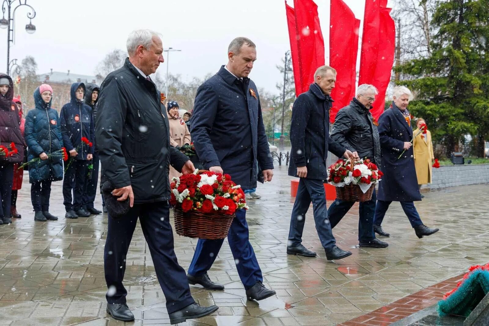 Прощание тюмень. Сквер прощания Тюмень. Гирлянда для возложения на 9 мая. Памятник прощание Тюмень. Гирлянда на возложение.