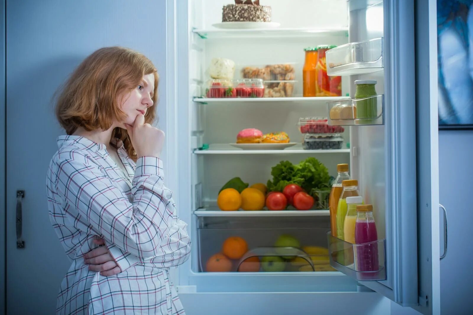 Холодильник для овощей. Продукты. Холодильник с продуктами. Хлеб в холодильнике.