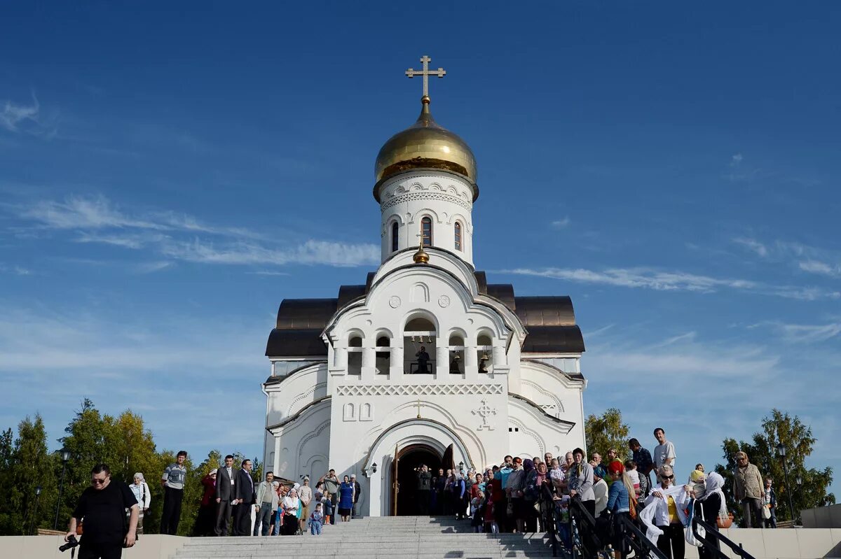 В красноярском крае храмы. Андреевский храм Лесосибирск. Церковь Андрея Первозванного Лесосибирск. Храм Андрея Первозванного Красноярск. Храм Святого апостола Андрея Первозванного Красноярск.