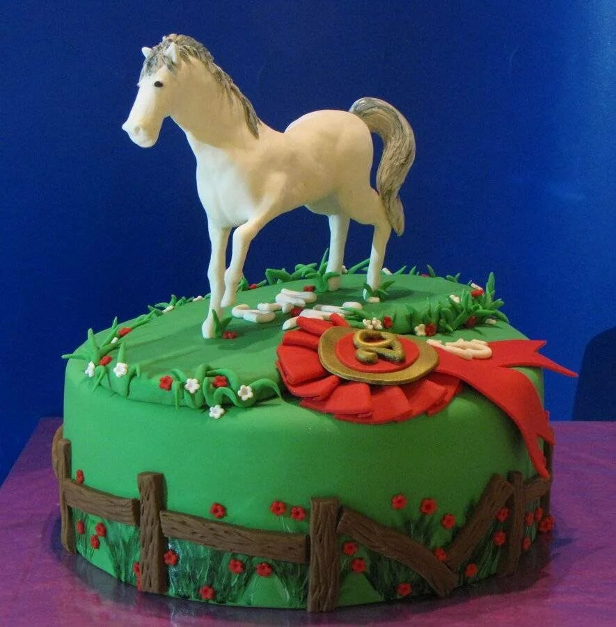 Торт лошадка. Торт с «лошадкой». Торт с фигуркой лошади. Детский торт с лошадкой. Фигурка лошадки на торт.