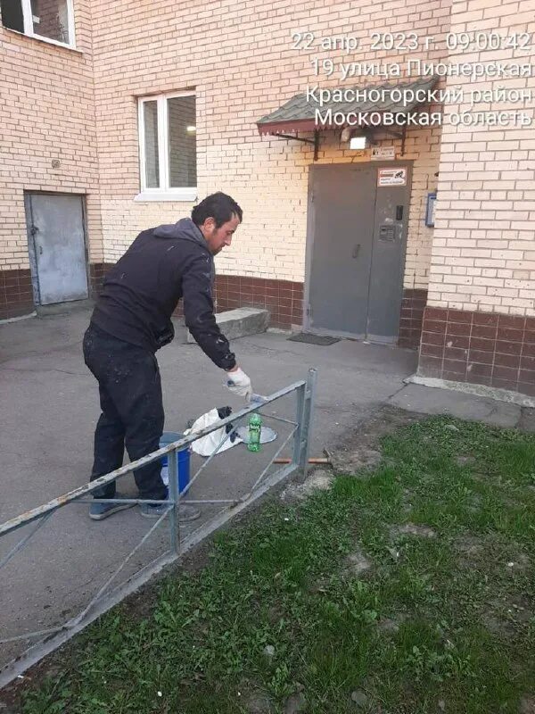 картинка коммунальщик убирает мусор. мбу кгс красногорск. мбу красногорское телевидение пионерская ул. ремонт дороги. красногорская городская служба управляющая.