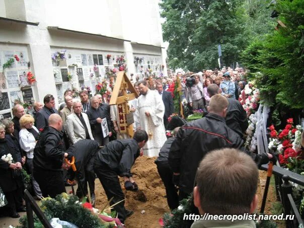 Пуговкин могила. Пуговкин похоронен. Пуговкин памятник на ваганьковском кладбище. Пуговкин похороны могила. Пуговкин похоронен.