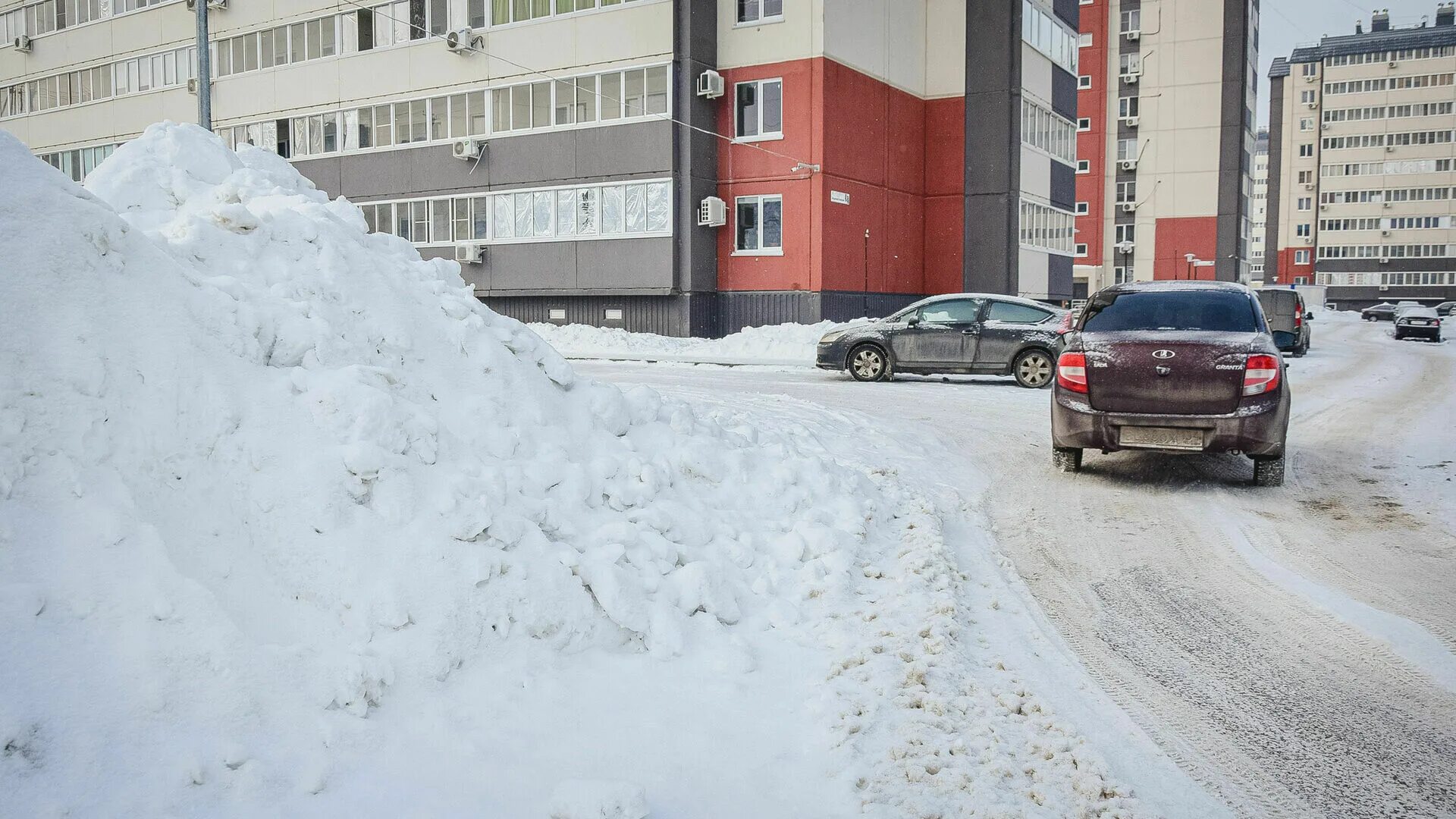 Сугробы в Сургуте. Сургут снег. Сургутский район снег. Много снега в Пермском крае.