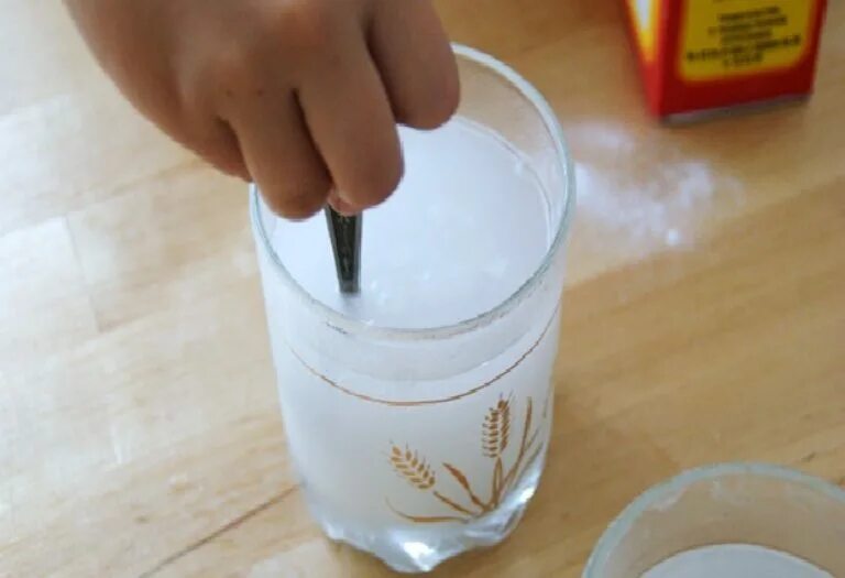Сода в стакане. Раствор соды в воде. Стакан с раствором. Содо солевой раствор.