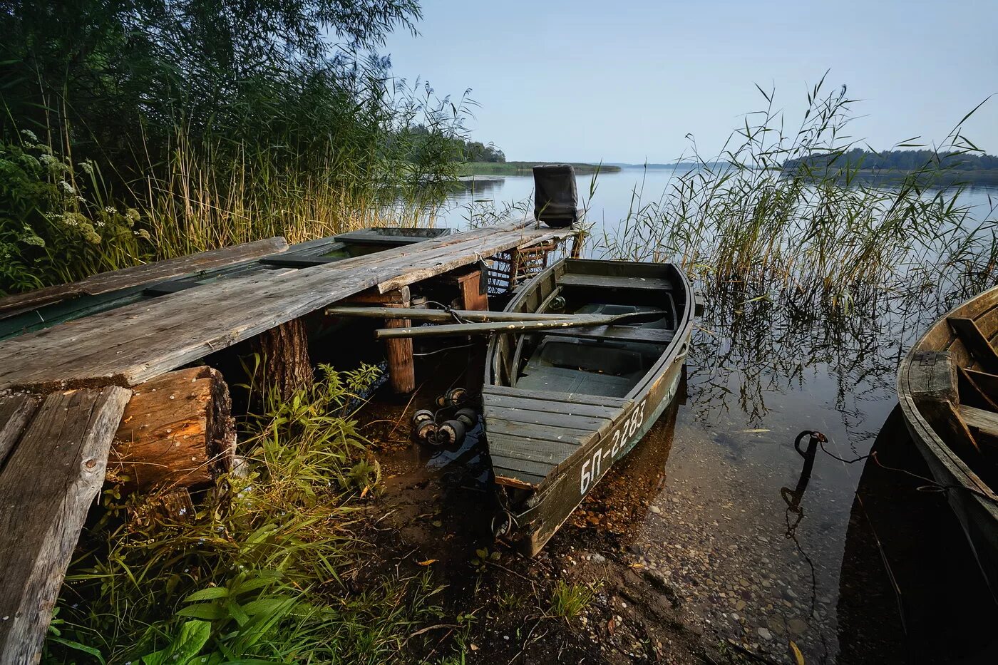 Разрушенная пристань. Озеро Дривяты. Заброшенный Пирс озеро Копанское. Старый деревянный причал. Старый деревянный Пирс.