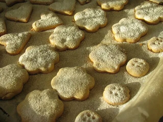 Печенье посыпанное орехами. Печенье посыпанное сахаром. Печенья обсыпанные. Песочное печенье мозаика. Песочное печенье фото.