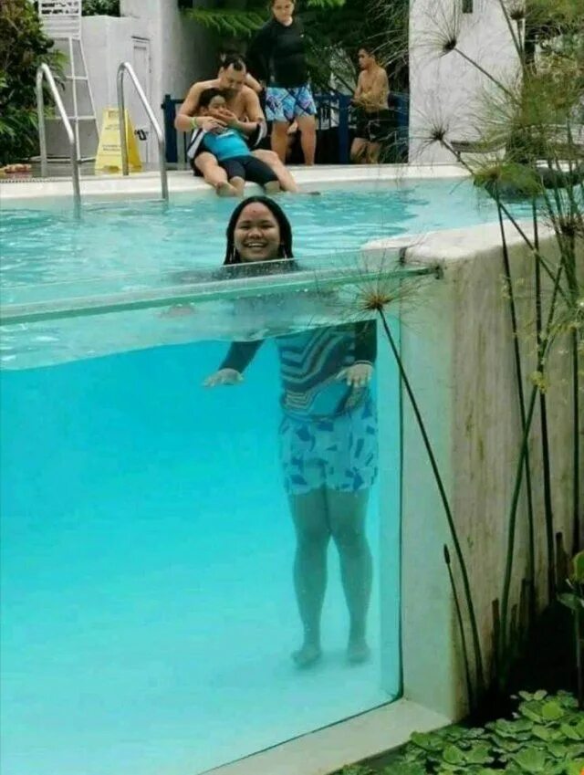 Искажение в воде. Искажение изображения в воде. Отражение в воде искаженное. Искажение водой. Смешные бассейны.