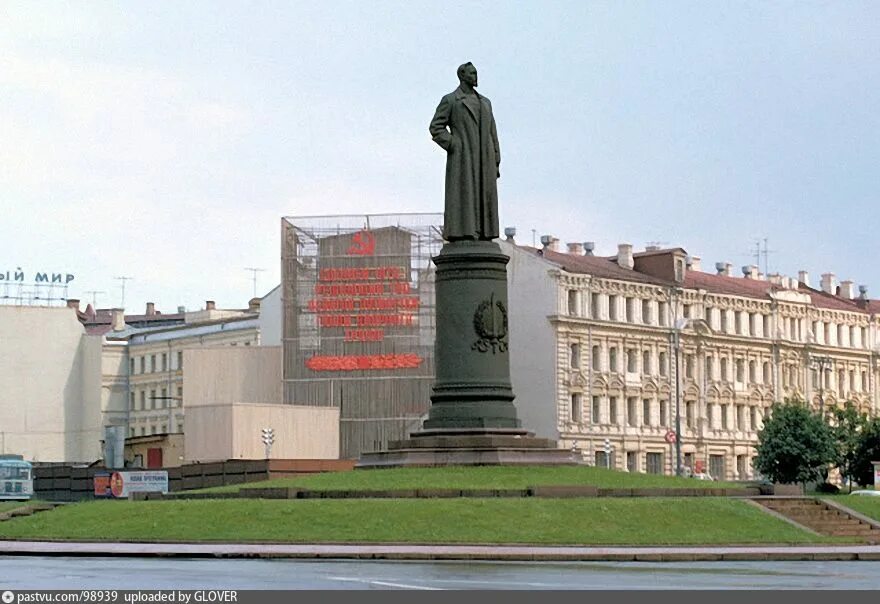 Памятник где на площади. Памятник Феликсу Дзержинскому на Лубянской площади. Памятник Феликсу Дзержинскому. Лубянская площадь памятник Дзержинскому.