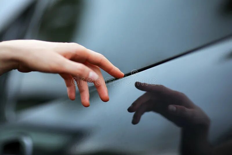 Экрана провести рукой. Гладит машину. Автомобиль гладят рукой. Женская рука проводит по автомобилю. Руки через стекло машина.