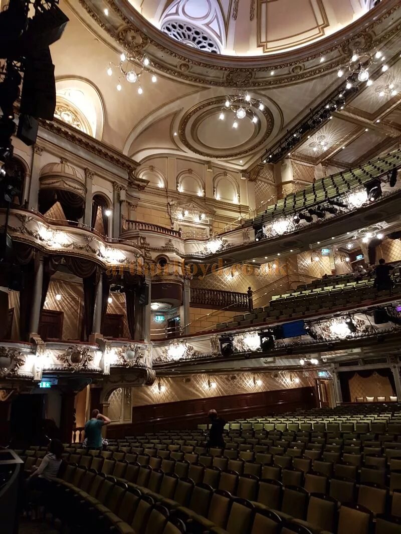 Лондонский театр Victoria Palace. Театр Палас в Лондоне. Театр Виктории в Лондоне.