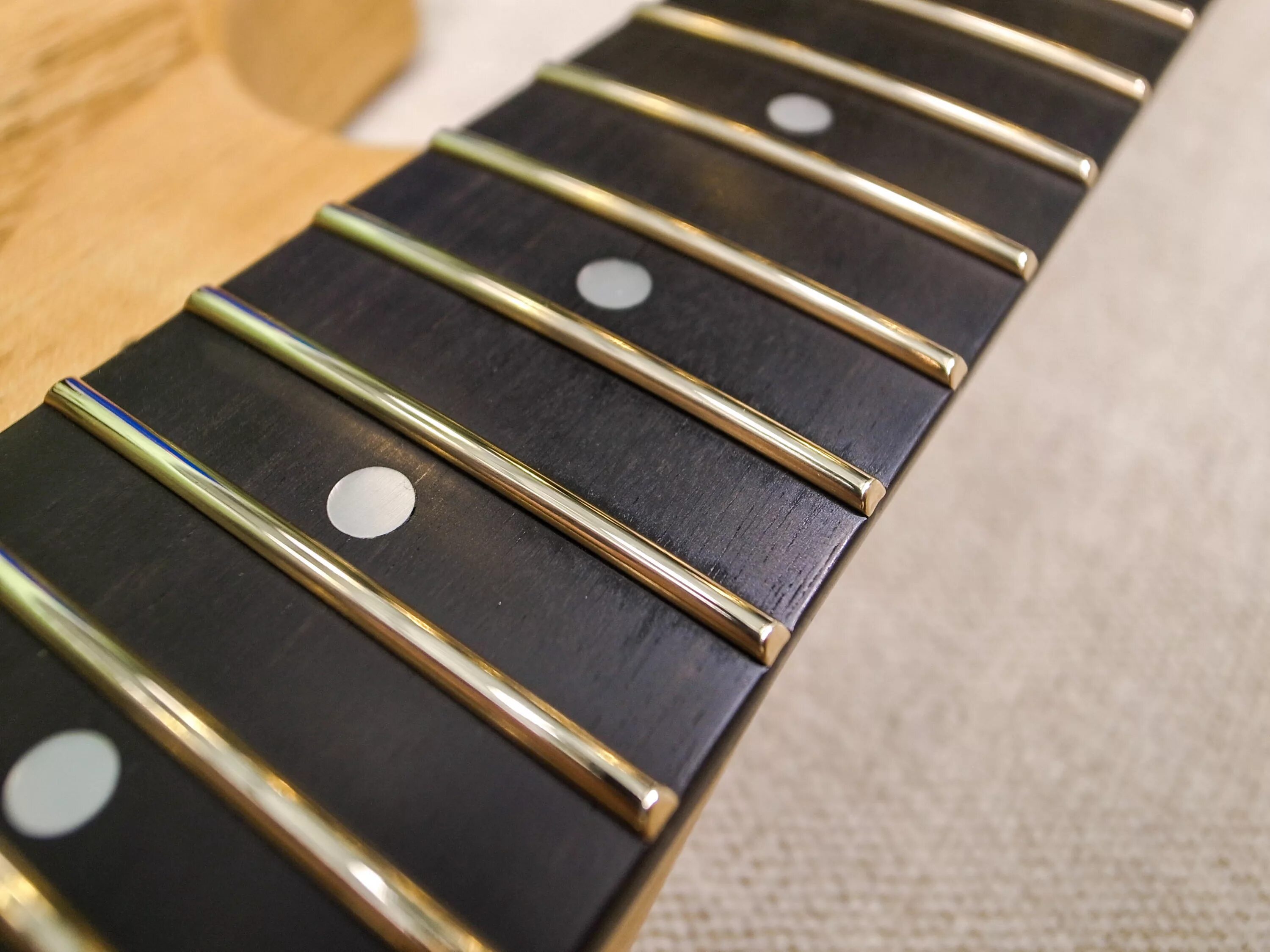 6 струнная гитара ноты струн. Латы на гитаре. Расположение струн на 6 струнной гитаре на грифе. Лады для гитары. Расположение нот на грифе гитары 6 струн для начинающих.