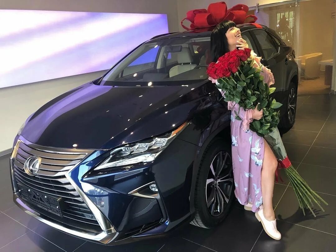 Машина в подарок. Какую машину подарить. Автомобиль с бантиком. Красная машина с подарками. Какую машину подарить.