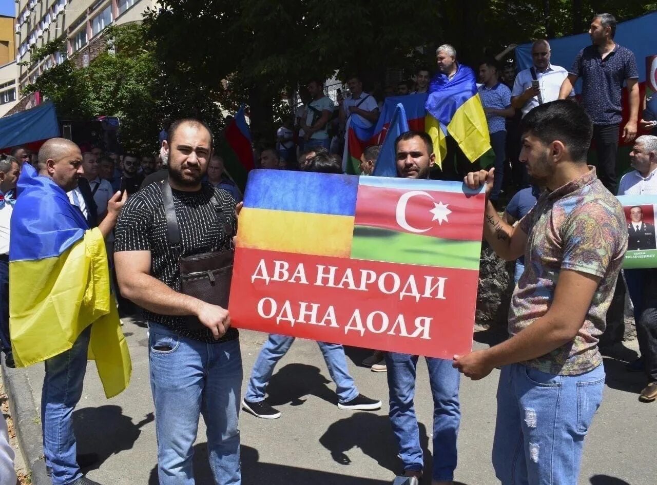 Азербайджанцы и украинцы. Армяне и азербайджанцы. Армяне против украинцев. Азербайджан за украину