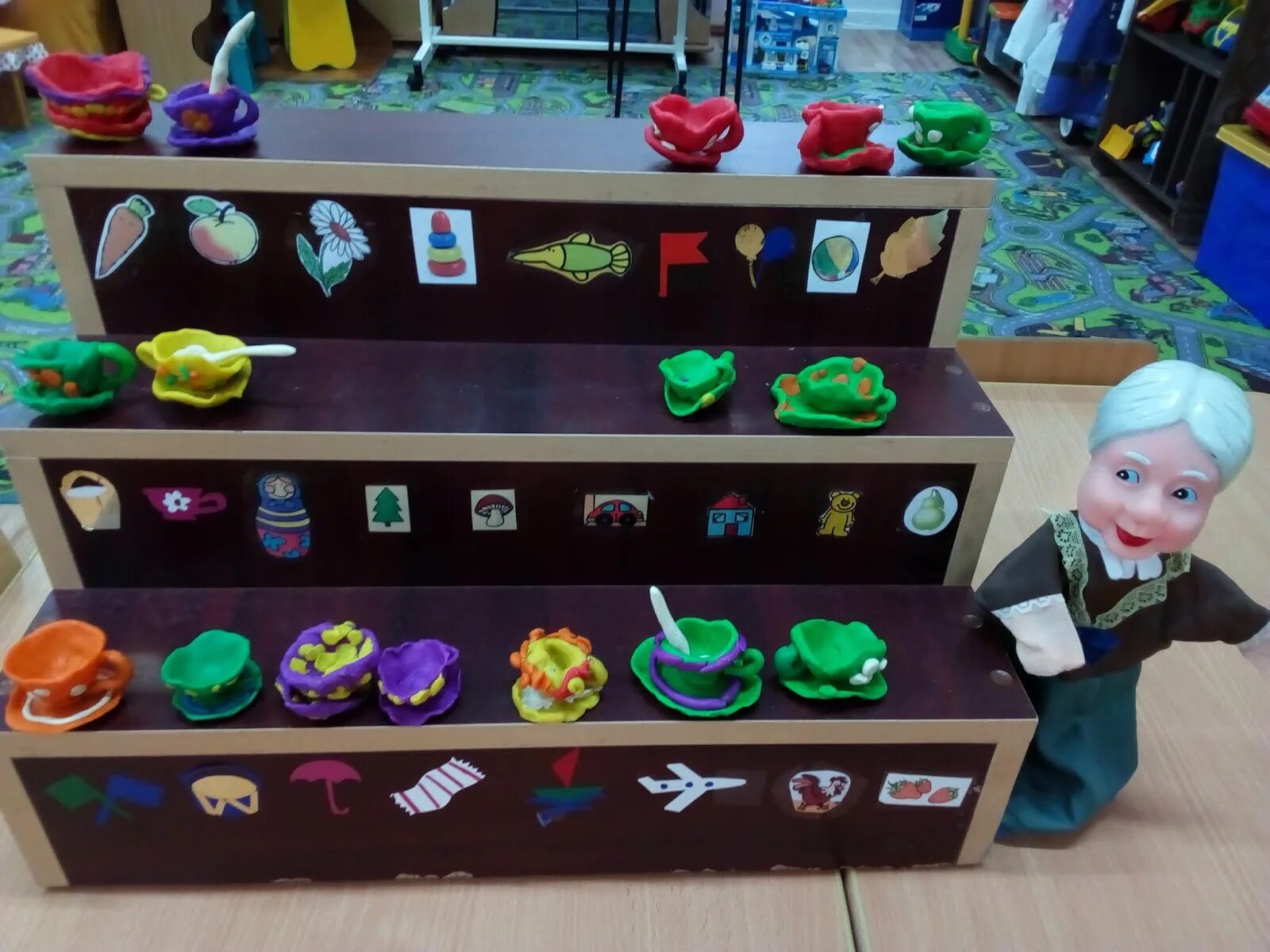 Лепка посуда старшая группа. Лепка в детском саду тема этикет. Лепка посуда средняя группа. Лепка для детей посуда. Лепка чайный сервиз средняя группа.