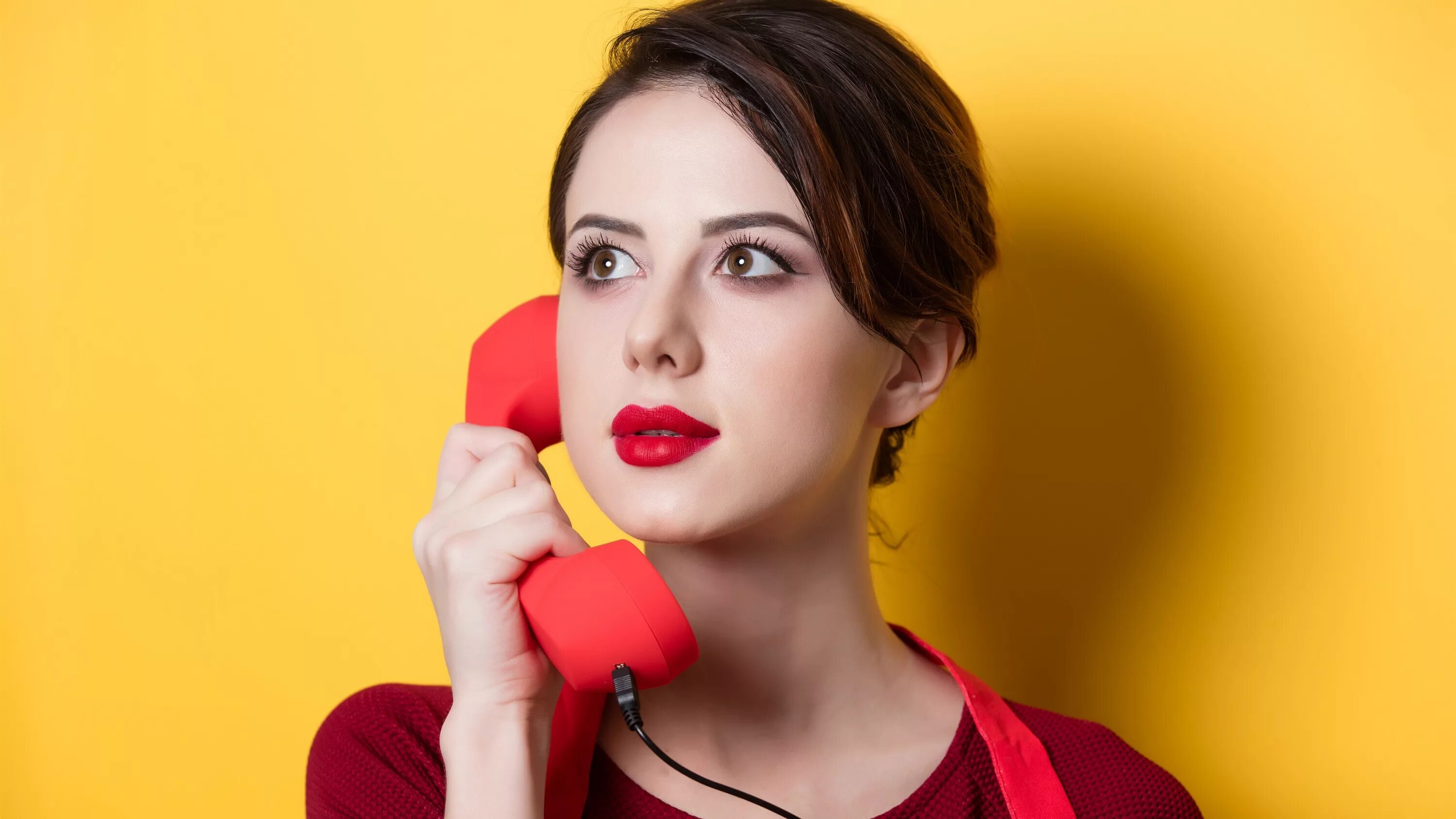 Девушка использует слова. Girl checking the work. Женщина это цитаты красивые. Фотосессия с флаконом духов. Девушка использует слова.