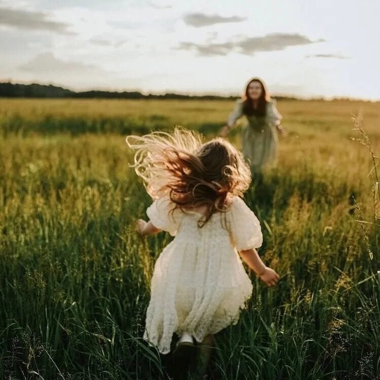 Там детство там мамы. Фотосессия в поле с дочкой. Фотосессия с дочкой на природе. Мам отведи меня в детство. Мам отведи.