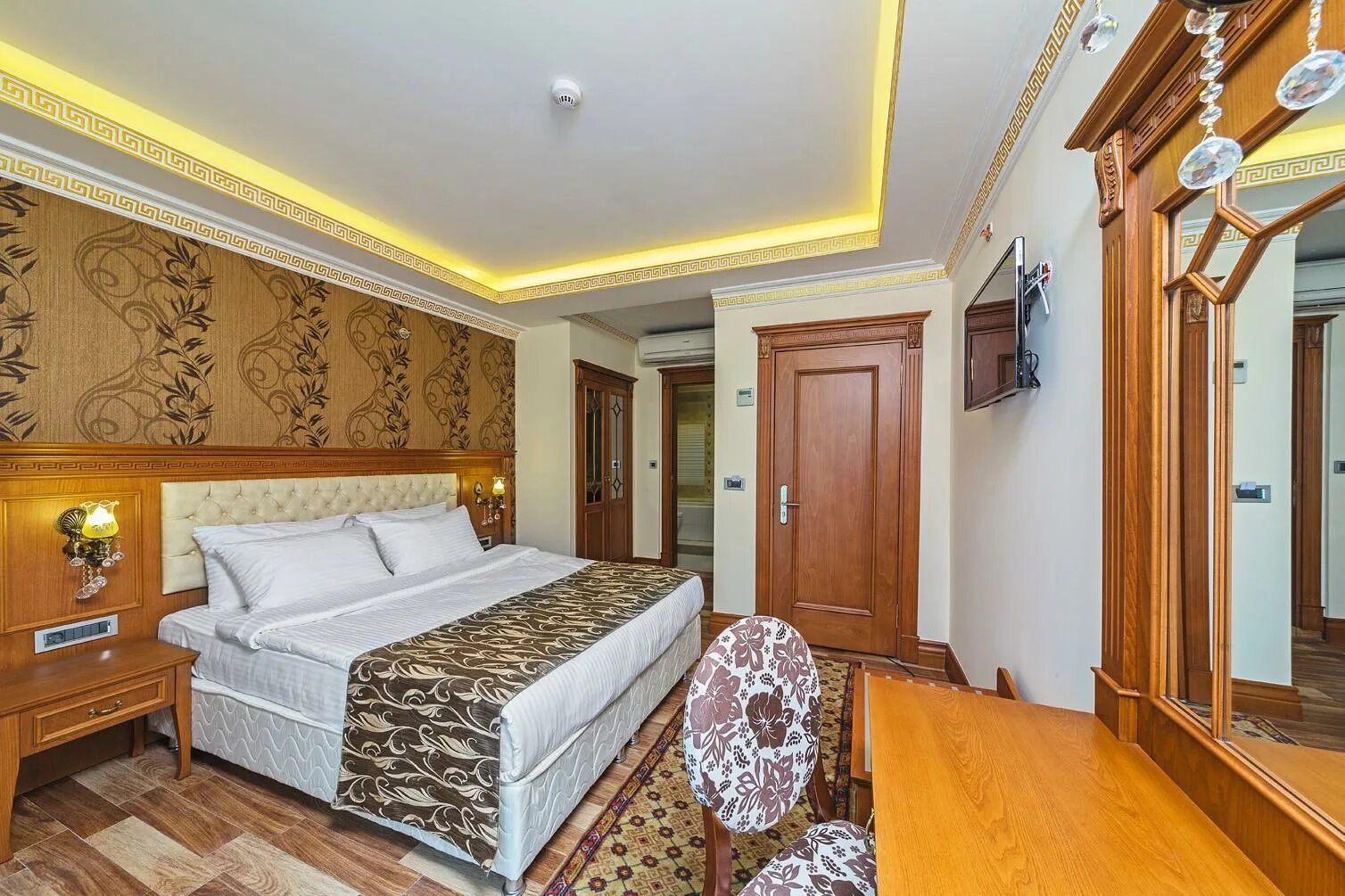 Пера палас отель стамбул. Lausos Hotel Стамбул. Lausos Hotel 4. Lausos Palace Hotel 5* (Nisantasi). Retro Palace отель.