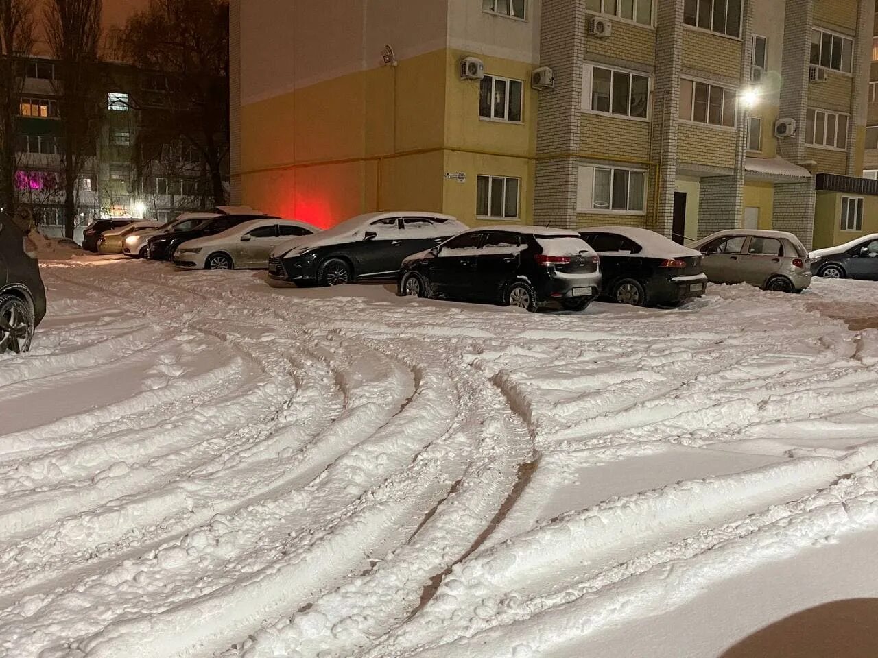В городе снегопад в руках латте. Снежный коллапс в саратове. снегопад в саратове. снегопад коллапс. снегопад в саратове 2019.