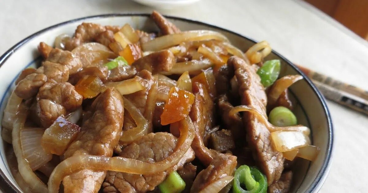 Кухня китая. Тайская еда. Китайские блюда с мясом. Говядина по китайски. Корейское острое блюдо с соевым соусом.