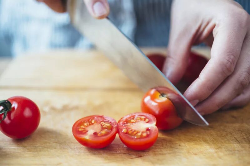 половинка яблока. две половинки яблока. помидоры конкассе ттк. разрезание яблока. порезанные пополам.