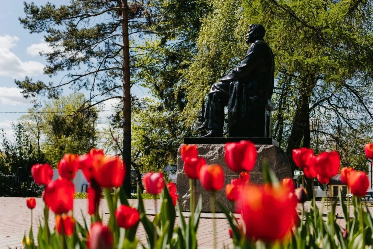 Цветы весной на улице. Чехов парк цветы. Мемориалы в Чехове. В Чехове высадили цветы. Цветы чехова московской области