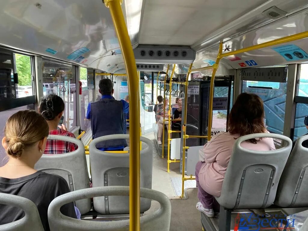 Салон автобуса с пассажирами. Пассажиры в автобусе. Пассажиры общественного транспорта. Окно автобуса. Пассажиры с детьми в автобусе