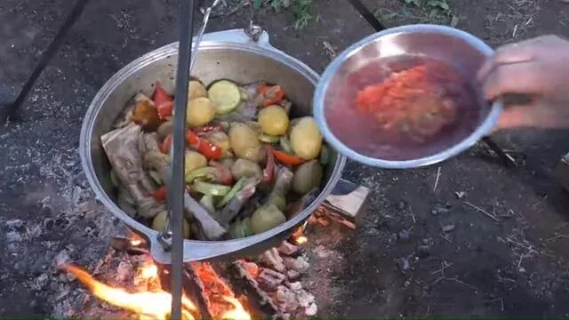 Овощное рагу на костре. Блюда в казане на костре. Рагу в казане. Рагу на костре. Ирландское рагу на костре.