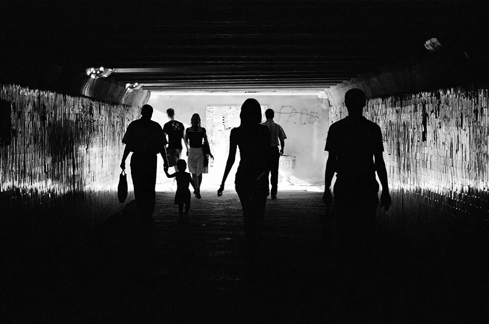 фотосессия в переходе надземном. темные переходы. темный переход. темные переходы. ночной подземный ход фон.