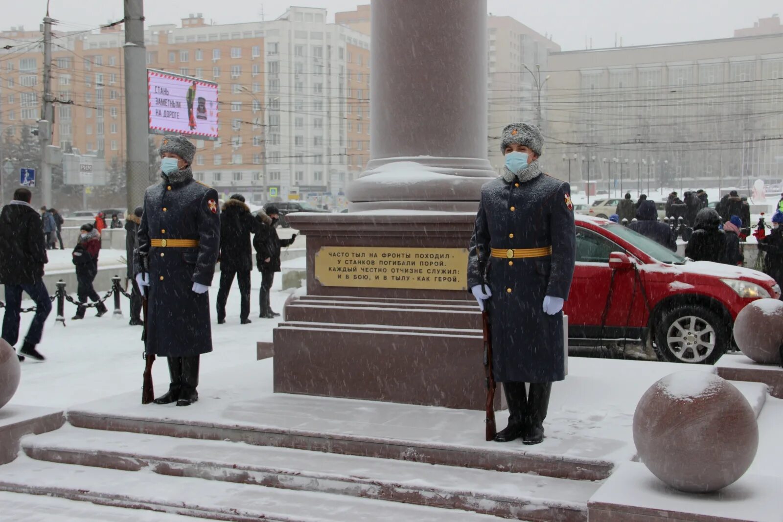 В каком месте открыт памятник трудовому подвигу. Памятник ленинградцам в новосибирске. памятник милиционеру в новосибирске.