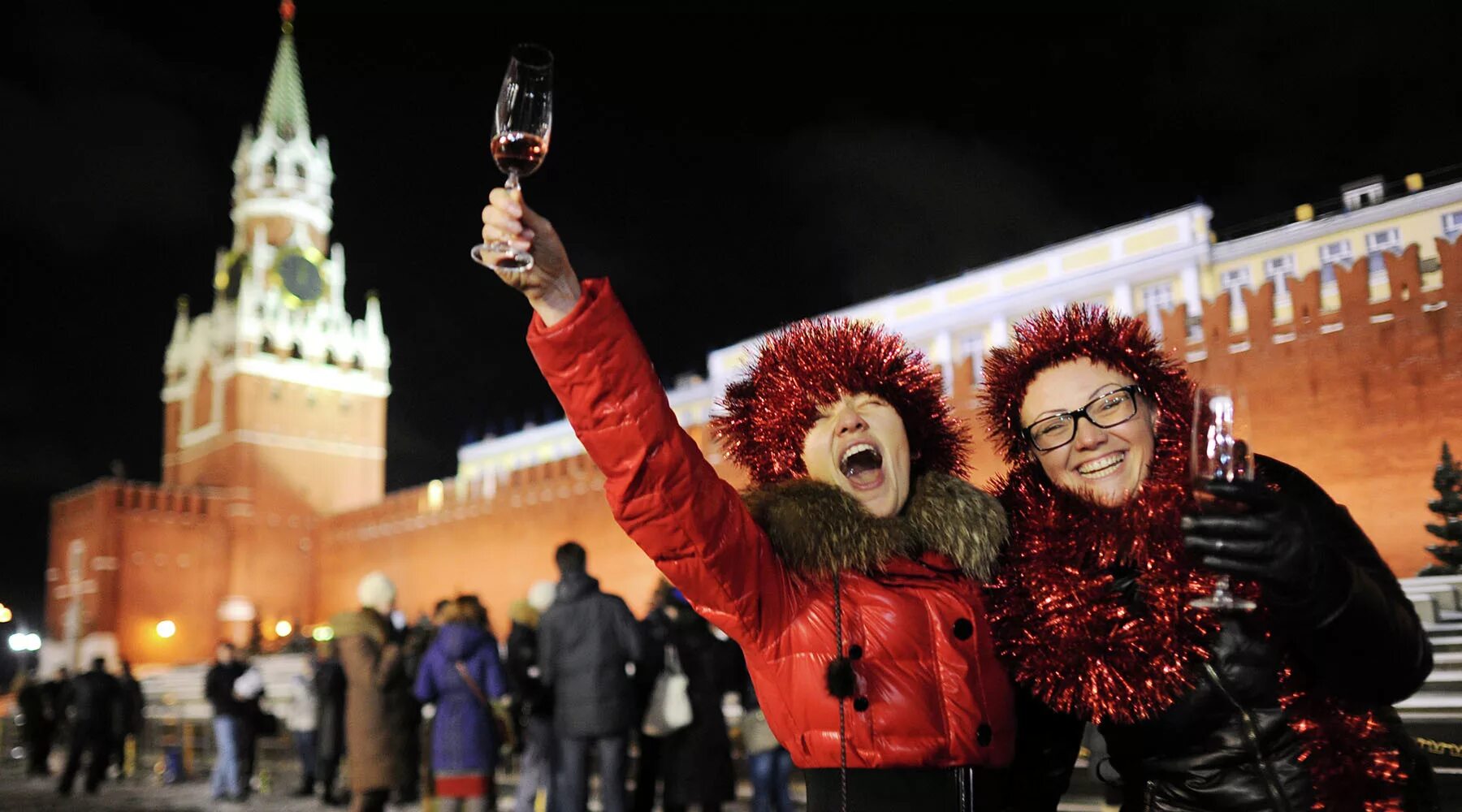 Настоящий новый год в россии. Красная площадь новый год. Люди на красной площади в новый год. Празднование нового года в России на красной площади. Красная площадь в новогоднюю ночь.