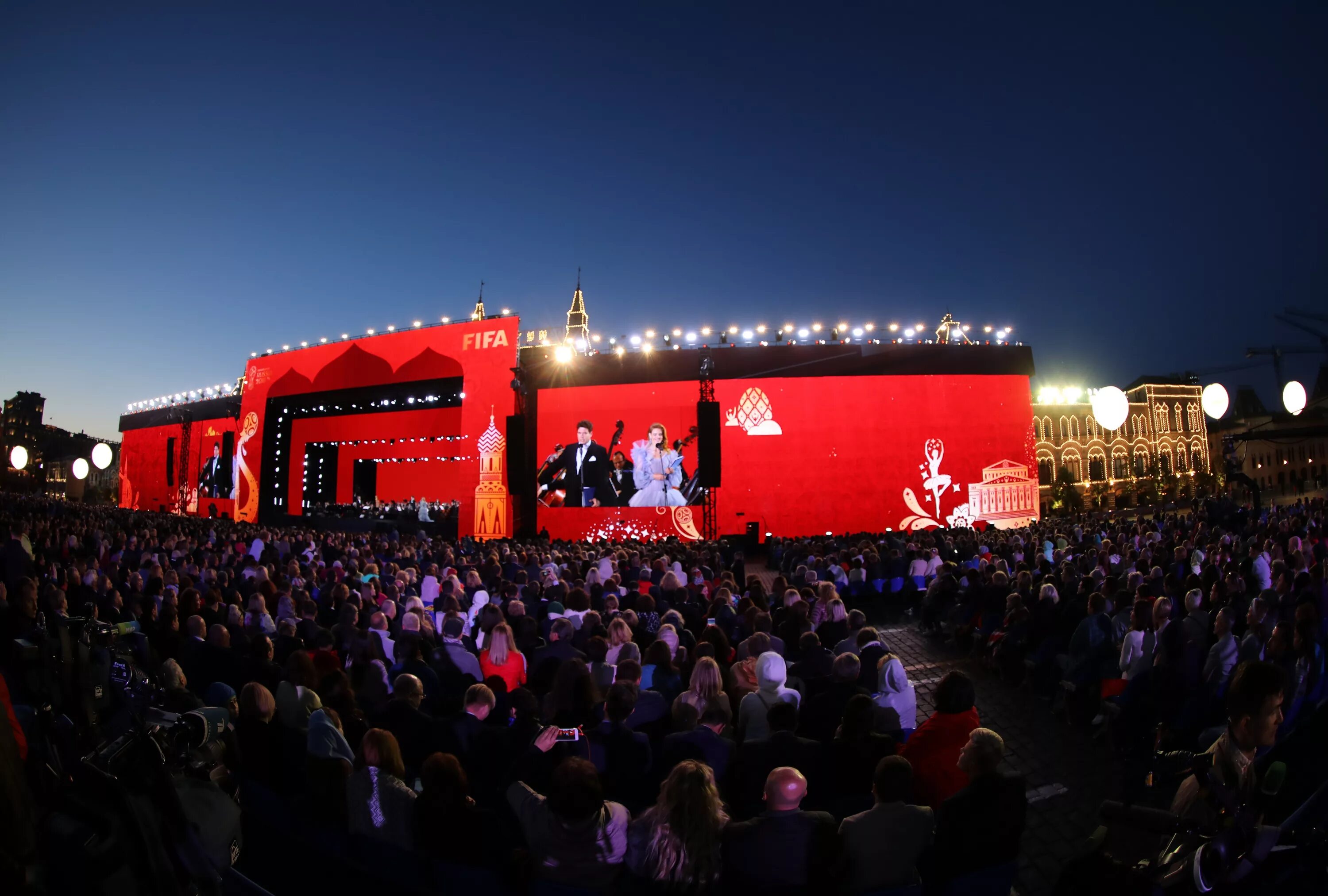 Концерт на красной площади. Концертная сцена на площади. Красный концерт.