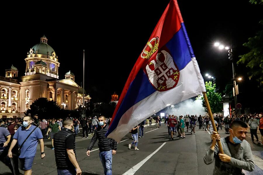 Когда переведут часы в сербии. Сербия Белград. Протесты в Сербии. Беспорядки в Белграде 2020. Сербия столица Белград.