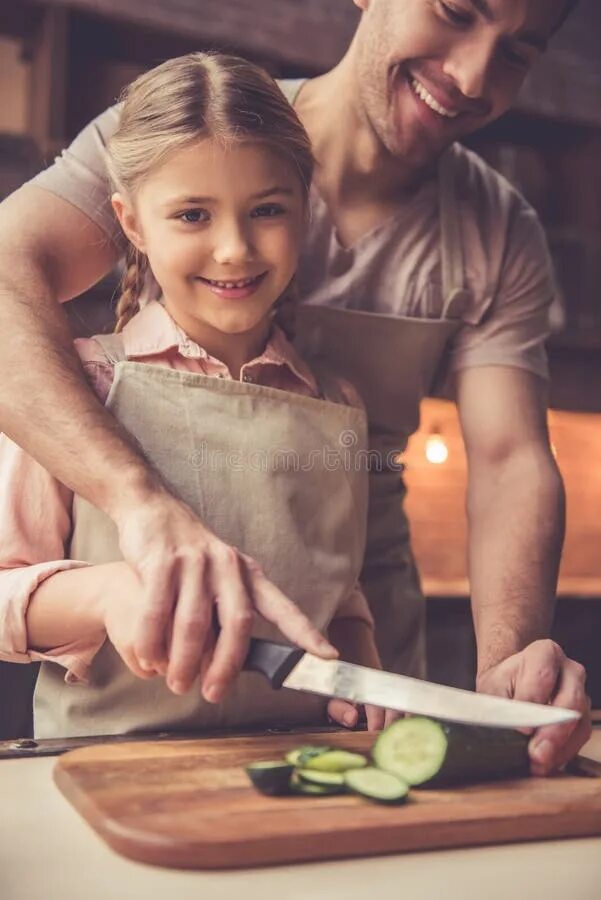 Dad a cook. Отец и дочь готовят. Папа готовит. Приготовление отца и дочери. Готовка с ребенком на руках отцы.