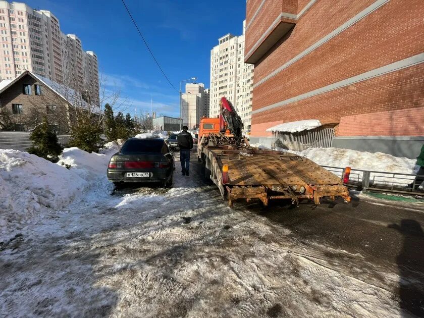 Новости в красногорске московской области сегодня свежие. Брошенные автомобили в Красногорске. Красногорск двор. Эвакуация брошенные автомобили в Красногорске. Эвауцация брошенныев Красногорске.