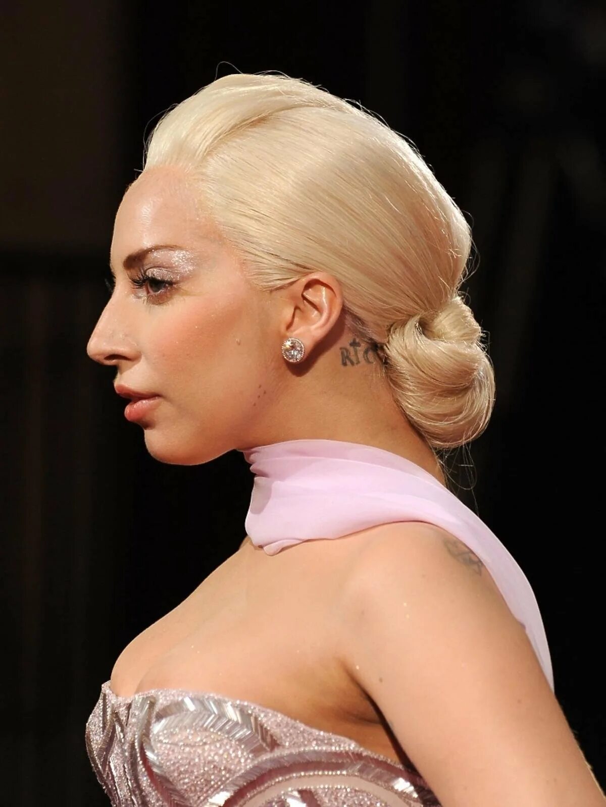 Подстричь нос. Леди Гага в профиль. Леди Гага профиль нос. Леди Гага горбинка. Леди Гага прически.
