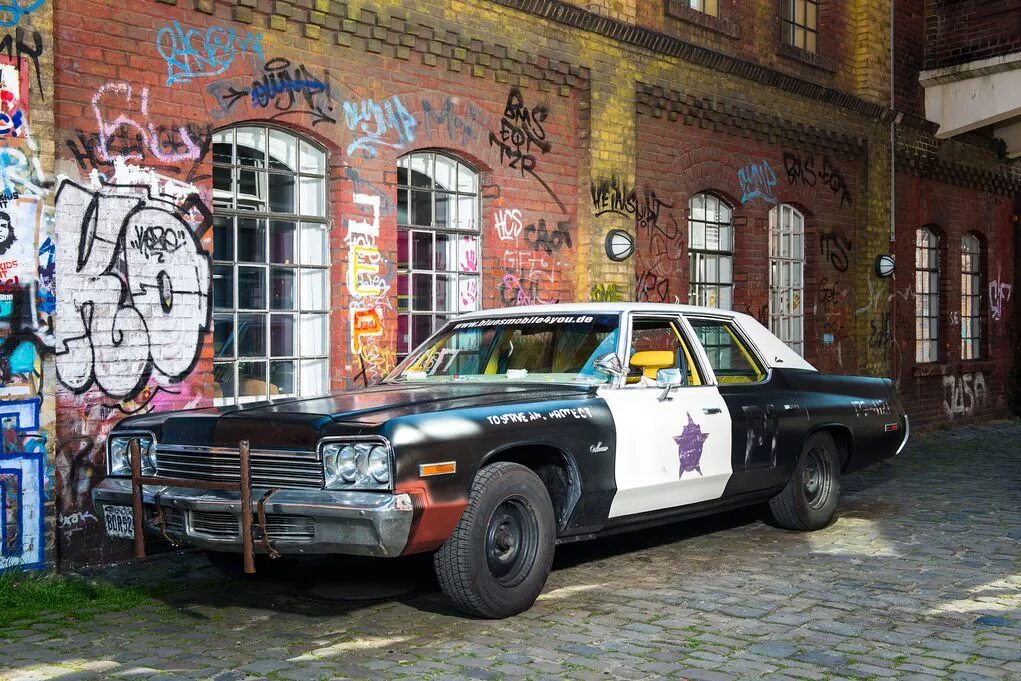 Brothers car. Блюзмобиль братья блюз. dodge blues brothers. блюзмобиль форд. синяя конфа блюзмобиль.