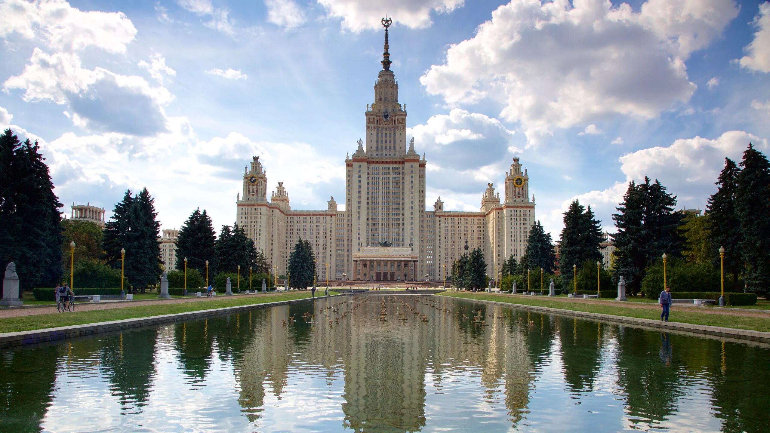 Мгу обои. МГУ Воробьевы горы. Парк Воробьевы горы МГУ. Смотровая площадка МГУ Воробьевы горы. Сталинские высотки МГУ.