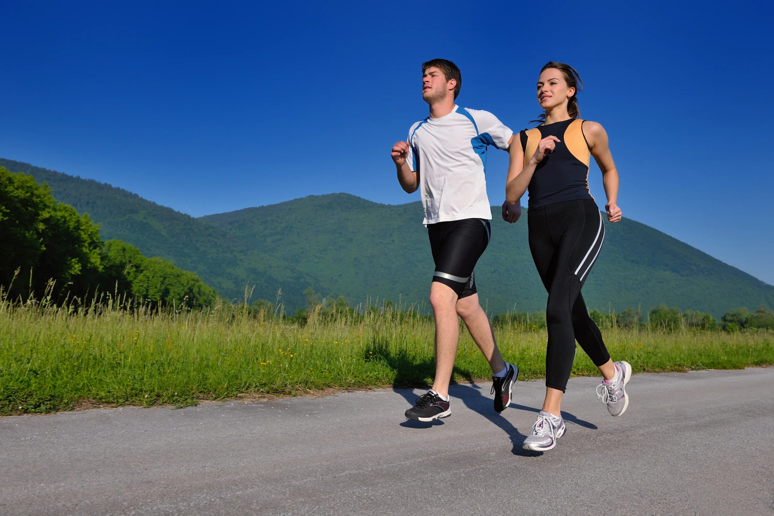 Бег трусцой. Медленный бег. Спортивные люди. Оздоровительный бег. Running for cover