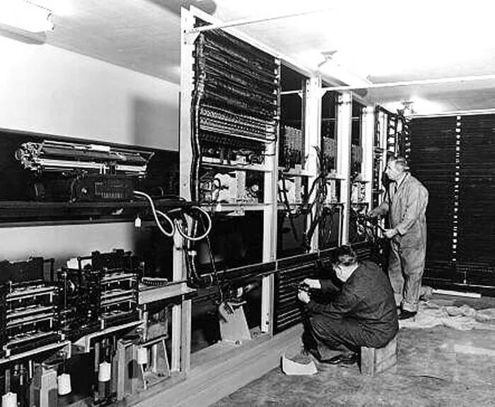 Эвм мир 3. Говард Эйкен первый компьютер Mark 1. Говард Эйкен и машина Mark-1.
