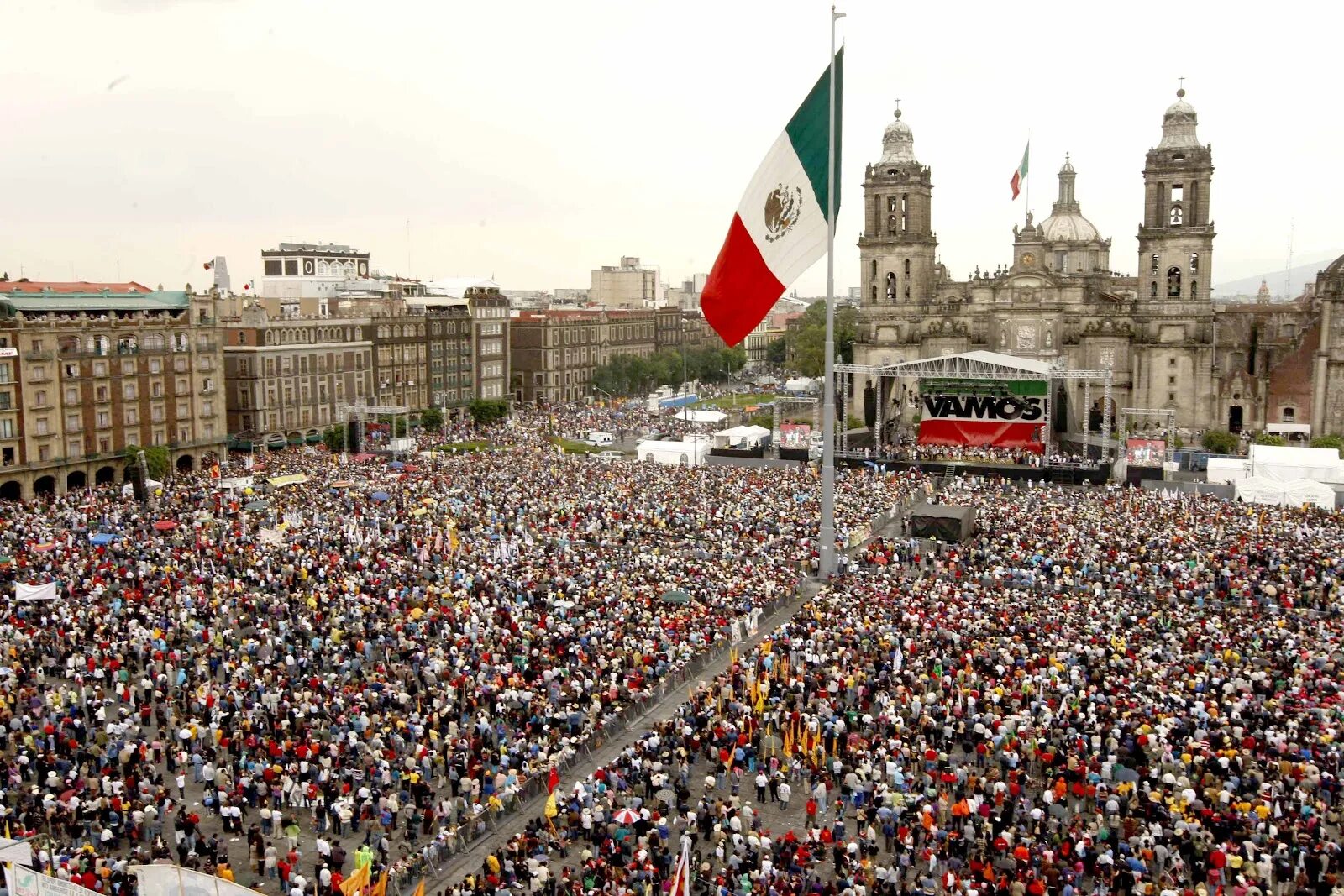 Площадь Сокало в Мехико. Мехико центр. Площадь Конституции (Мехико). Площадь Конституции (Сокало). Мексика митинг