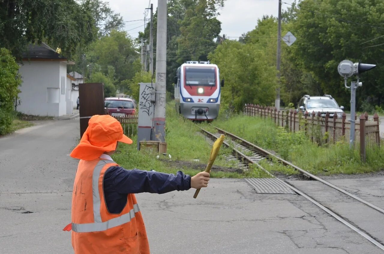 Работаю дежурной по переезду