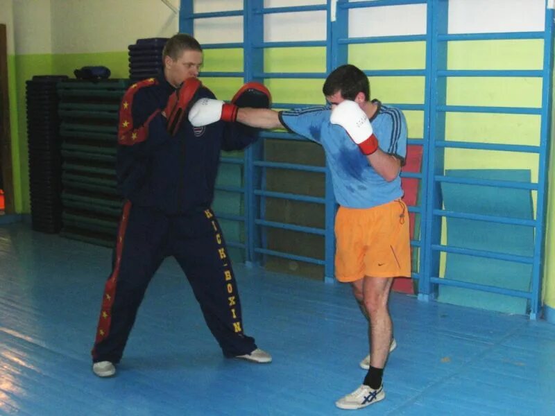 Федерация кикбоксинга логотип. Сизов константин омск тренировка. Клуб нокаут омск 36 северная. Омск кикбоксинг нокаут. Клуб нокаут омск.